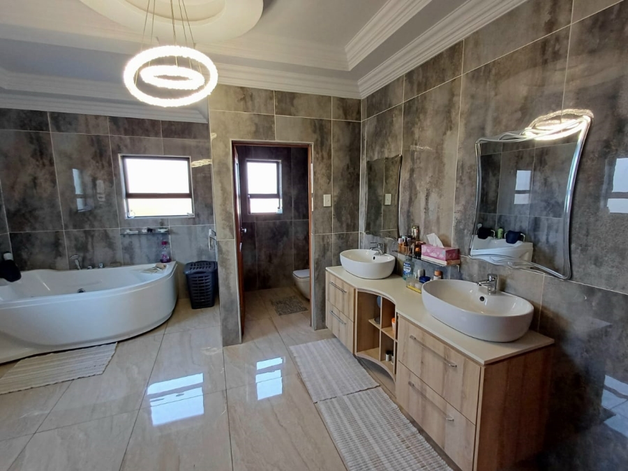 5 Bedroom Property for Sale in Xanadu Eco Park North West